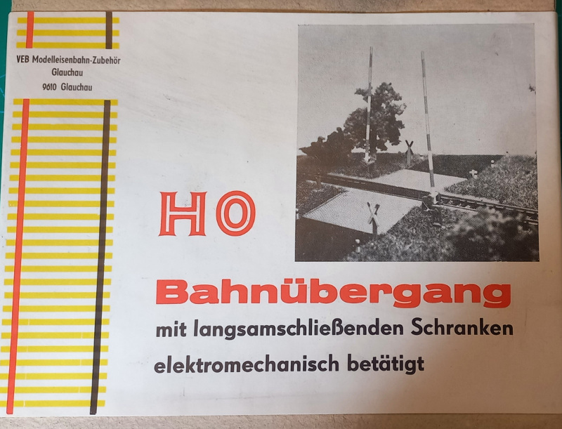 Bahnübergang mit langsamschließenden Schranken  