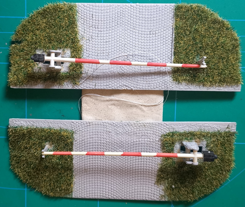 Bahnübergang mit langsamschließenden Schranken  